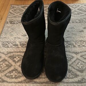 Kookaburra by UGG women’s boots DONATED